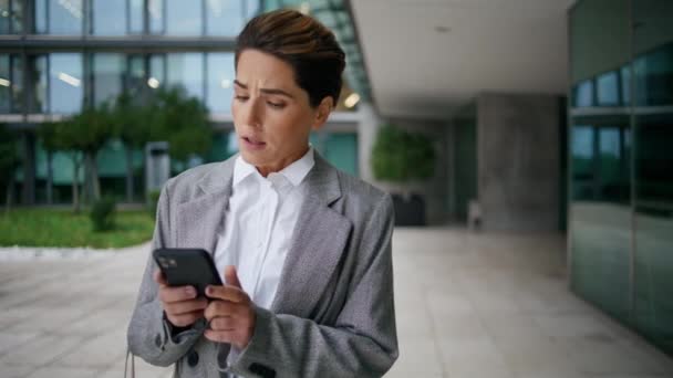 Mulher Preocupada Mensagem Telefone Celular Centro Cidade Empresária Nervosa Usando — Vídeo de Stock
