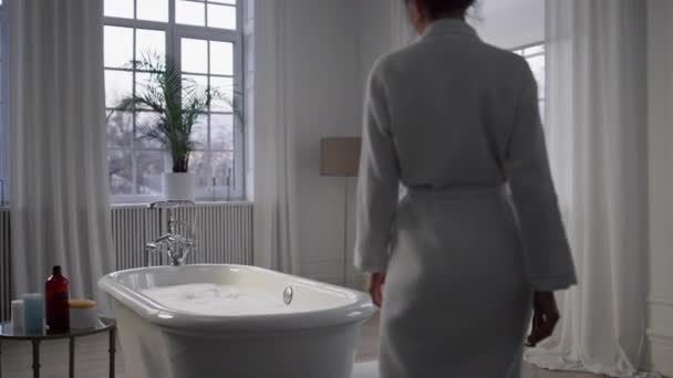Modelo Roupão Entrar Casa Banho Senhora Calma Tocando Espuma Desfrutando — Vídeo de Stock
