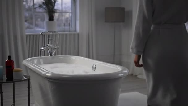 Senhora Desconhecida Andando Banheiro Closeup Mulher Satisfeita Sentado Banheira Tocando — Vídeo de Stock