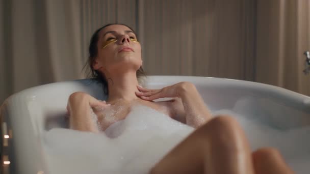 Encantadora Dama Que Pone Baño Burbujas Relajarse Casa Noche Cerrar — Vídeos de Stock