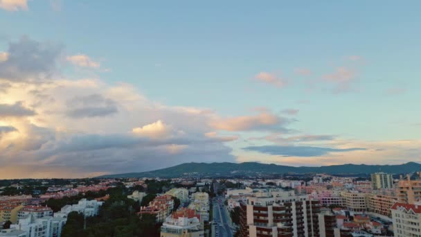 Letecký Pohled Panorama Města Oblačného Dne Stavba Letoviska Komplexní Krajina — Stock video