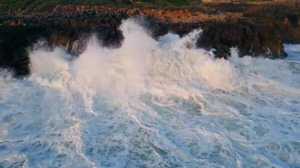 Dron Pohled Drsné Oceánské Vlny Narážející Pobřežní Útesy Zpomalení Pohybu — Stock video
