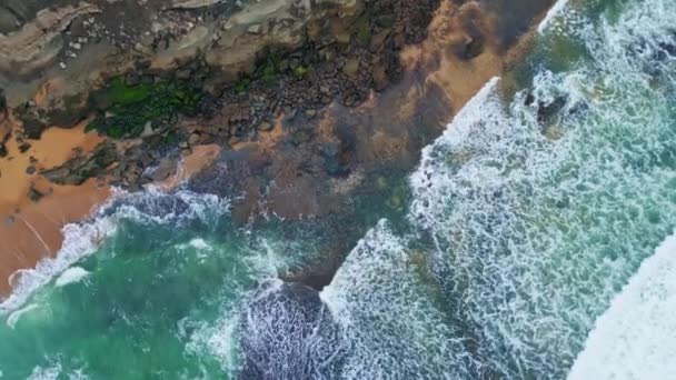 Σκληρά Κύματα Που Πλένουν Πέτρες Στην Ακτή Αφρώδης Ωκεανός Σπάζοντας — Αρχείο Βίντεο