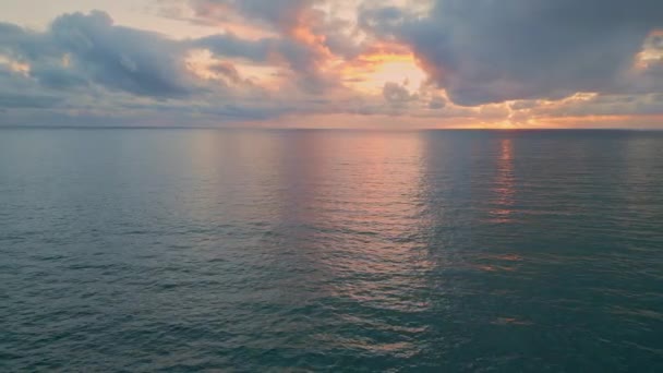 Sluneční Paprsky Rozbíjejí Šedé Mraky Vzdušný Krásný Zlatý Horizont Západu — Stock video