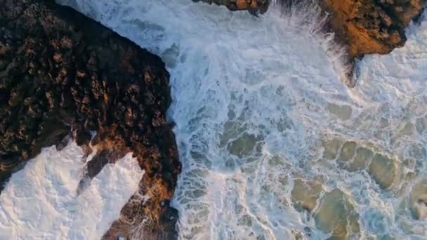 Drone Vista Olas Tormentosas Del Océano Rompiendo Costa Volcánica Primer — Vídeos de Stock