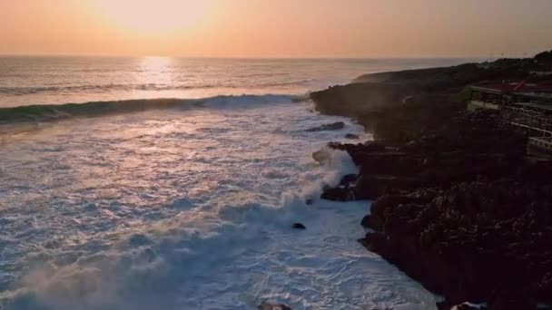 Witte Golven Crashen Rotsen Zonnige Ochtend Luchtfoto Landschap Schuimige Zee — Stockvideo