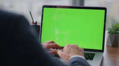 Ofis masasındaki dizüstü bilgisayarda yazan tanınmamış girişimci. Krom anahtar bilgisayarda sohbet eden bir iş adamı şık bir takım elbise giyiyor. Şirket çalışmalarında yeşil ekran defteri kullanan meşgul yönetici.