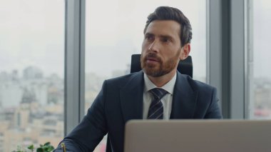 Ofis masasında çalışan orta yaşlı kreatif direktör not defterine iş stratejisi yazıyor. Çekici düşünceli yönetici portresi iş fikirlerine dikkat çekiyor şirket işleri planlama günü.