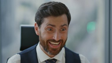 Mesai arkadaşlarıyla çevrimiçi konferansta kameraya konuşan mutlu bir yönetici. Gülümseyen bir satıcı web kameralı oturma ofisi kullanarak iş görüşmesi yapıyor. Motivasyonlu işçi uzaklık danışmanlığı.