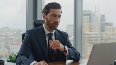 Kendine güveni tam bir işadamı ofis masasındaki kağıtlara iş notları yazıyor. Başarılı sakallı yönetmen şirket gelişiminde yeni bir başlangıç yaratıyor. Genel müdür evrak işleriyle meşgul..