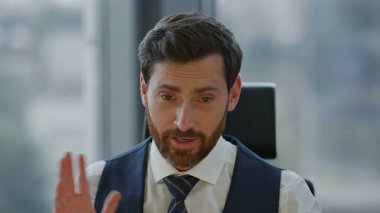 İnternet kamerasında kendine güvenen sakallı bir iş adamı çevrimiçi görüşmeye başlıyor. Çekici başarılı menajerin portresi modern ofiste video konferansı yapıyor. Teknoloji konsepti