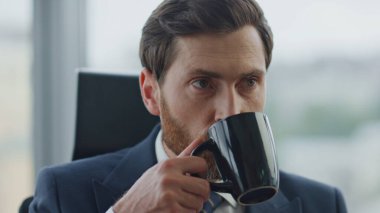 Şirketin ofisinde oturup kahve içen kendine güvenen başarılı patron. Sakallı çekici iş adamının portresi iş tatma içeceğine ara veriyor. Kariyeri düşünen ciddi bir CEO..