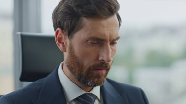 Kendine güvenen ciddi bir iş adamı modern akıllı telefonu kapattı. Çekici orta yaşlı yönetim kurulu başkanı şirket işlerinden endişe duyuyor. Yorgun ofis çalışanı telefon konuşmasını bitirdi..