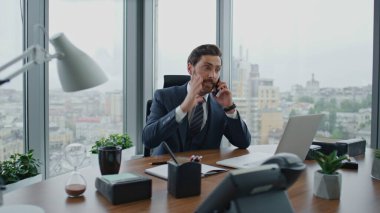 Memnuniyetsiz patron, düşük rütbeli çalışanlarla telefonda tartışıyor ve dizüstü bilgisayardan kötü mali rapor okuyor. Sinirli iş adamı şirket kaybından endişeli şirket başkanı cep telefonundan konuşuyor..