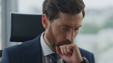 Kriz şirketinin ofis kapanışı yüzünden hayal kırıklığına uğramış bir iş adamı. Yönetim kurulu başkanı, mali kayıp yaşamaktan endişeleniyor. Kötü haberlerden muzdarip işçiler baş ağrısı çekiyor..