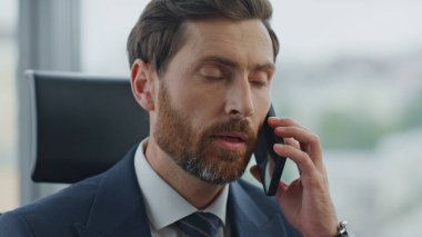 Yorgun sakallı ofis müdürü akıllı telefondan kötü haberleri duymaktan bahsediyor. Ciddi bir şirket çalışanı telefon konuşmasında müşteri şikâyetlerini dinliyor. İş adamı üzgün görünüyor. Stresli.