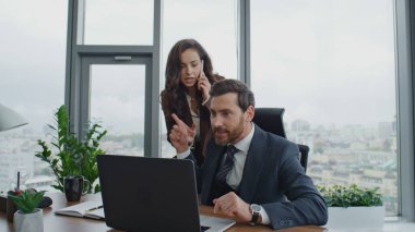 Lüks ofiste çalışan iki meşgul iş arkadaşı. Kendine güvenen bir kadından telefonu alan duygusal iş adamı ortaklarıyla konuşmaya devam ediyor. Birkaç ortak bilgisayarda telefon görüşmeleri yapıyor..