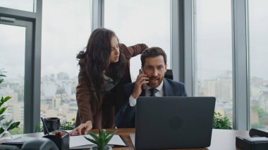 Ofisteki telefon görüşmelerinde şirket sorunlarını çözmekle meşguller. Kumral iş kadını bilgisayarını dinlerken sakallı bir iş adamı telefonda konuşuyor. Akıllı ortaklar birlikte çalışıyor..