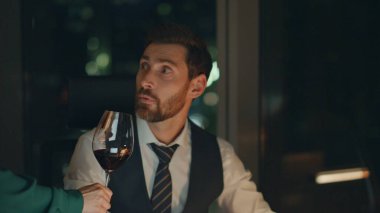 İş adamına şarap getiren çekici esmer kadın gece geç saatlere kadar işine odaklanmış. Genç ve mutlu ortaklar şirketin başarısına kadeh kaldırıyor. İki iş arkadaşı uzun bir günün ardından dinleniyor..