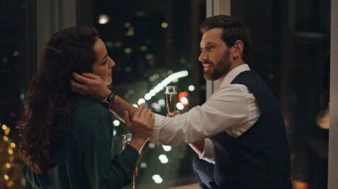 Kendine güvenen sakallı bir iş adamı çekici bir iş arkadaşıyla flört ediyor esmer saçlarını okşuyor. Birlikte şampanya içen iki iş arkadaşı iletişimin keyfini çıkarıyor. İlişki aşkı kavramı.