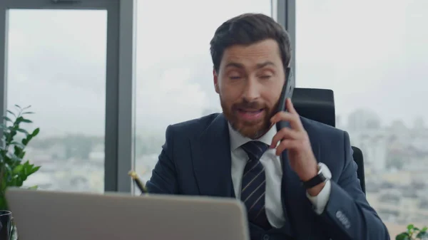Smart Financial Manager Beratung Telefon Sitzt Luxus Büro Der Nähe — Stockfoto