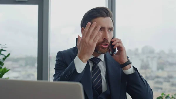 Wütender Besorgter Geschäftsmann Telefoniert Luxus Büro Schreibtisch Nervöser Bärtiger Manager — Stockfoto