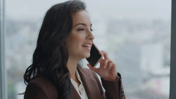 Mujer Sonriente Gerente Oficina Chateando Teléfono Pie Ventana Cerca Atractivo — Foto de Stock