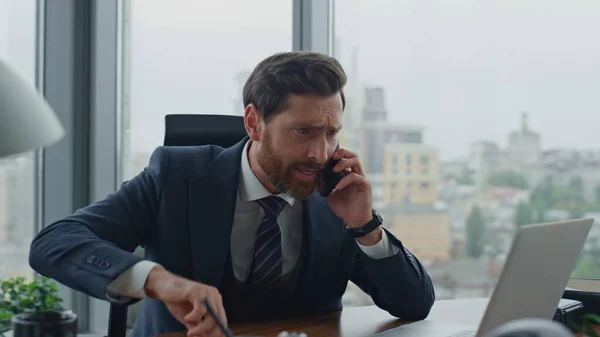 Irritierte Manager Streiten Sich Telefon Mit Einem Partner Der Einem — Stockfoto