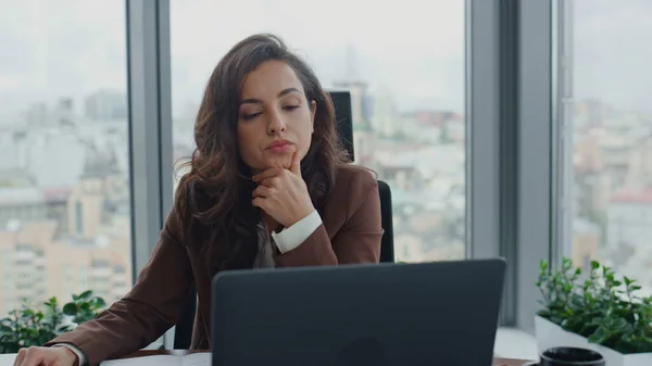 Odaklanamayan Kadını Laptopuyla Lüks Bir Ofiste Masa Başında Oturuyor Motivasyonsuz — Stok fotoğraf