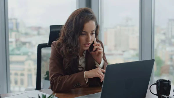 Odaklanmış Kadını Akıllı Telefonla Ortakları Arıyor Ofis Masasındaki Sözleşme Belgelerini — Stok fotoğraf