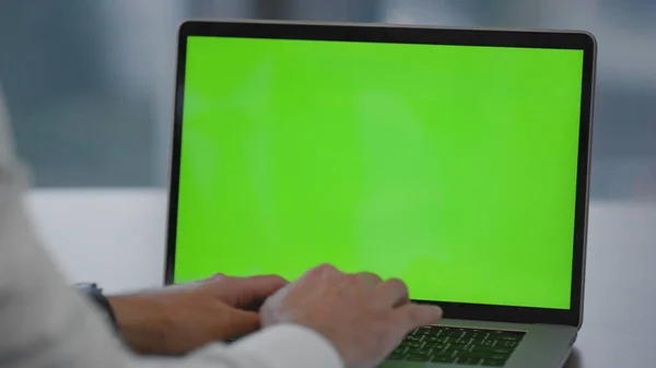 Man Hands Writing Green Screen Laptop Sitting Office Close Unknown — Stock Photo, Image