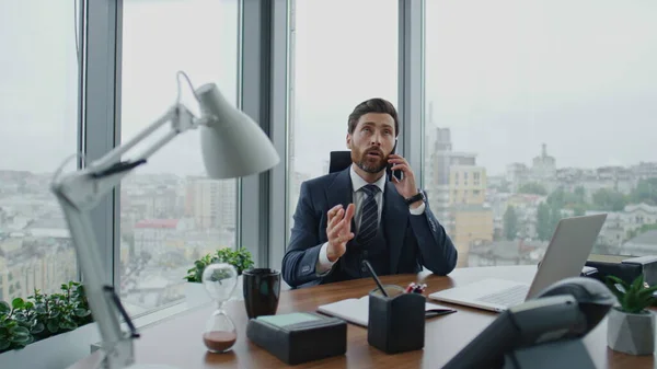 Besorgter Direktor Beim Telefonieren Schreibtisch Mit Modernem Laptop Großaufnahme Selbstbewusster — Stockfoto