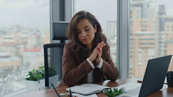 Gestresste Gelangweilte Geschäftsfrau Die Schreibtisch Sitzt Moderne Gesellschaft Aus Nächster — Stockfoto