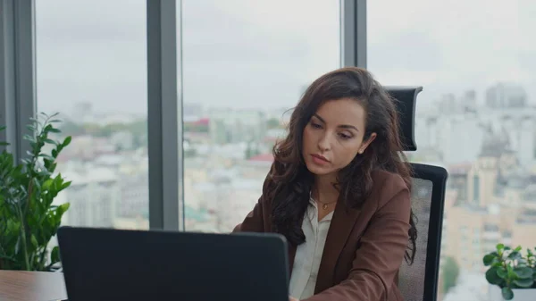 Yorgun Kadın Yönetici Modern Ofis Masasında Dizüstü Bilgisayarla Oturmaktan Yoruldu — Stok fotoğraf