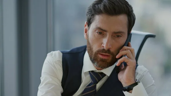 Der Selbstbewusste Bärtige Unternehmensberater Telefoniert Modernen Großraumbüro Seriöse Geschäftsleute Kommunizieren — Stockfoto
