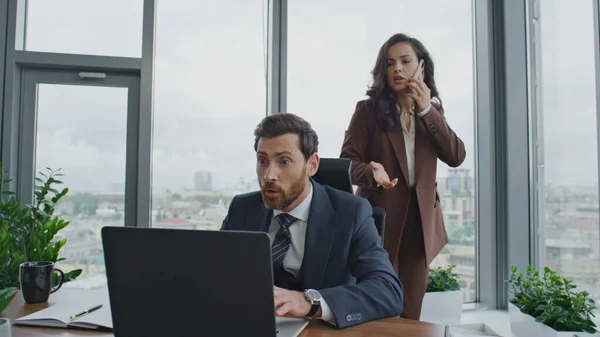 Zwei Geschäftspartner Machten Sich Sorgen Ihre Arbeit Einem Luxus Büro — Stockfoto