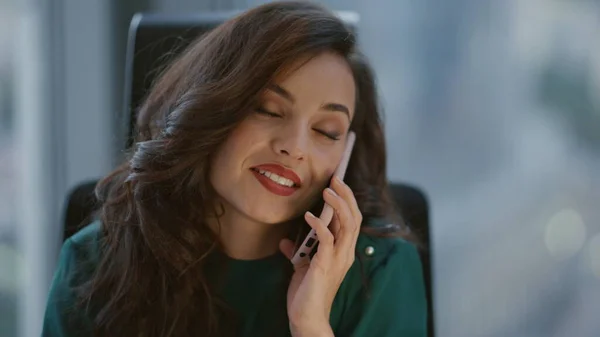 Kendine Güvenen Kadını Modern Ofiste Telefonla Konuşuyor Akıllı Telefon Kullanarak — Stok fotoğraf