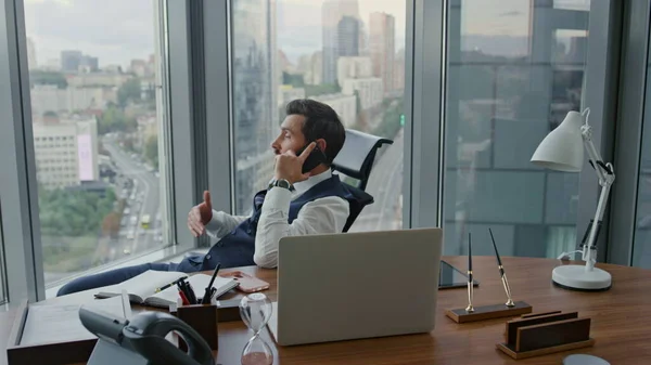 Der Geschäftige Firmeninhaber Telefoniert Bequemen Bürostuhl Selbstbewusste Bärtige Geschäftsleute Führen — Stockfoto