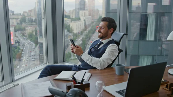 Glückliche Büroangestellte Lesen Smartphone Nachrichten Modernen Schränken Erfolgreicher Manager Lächelt — Stockfoto