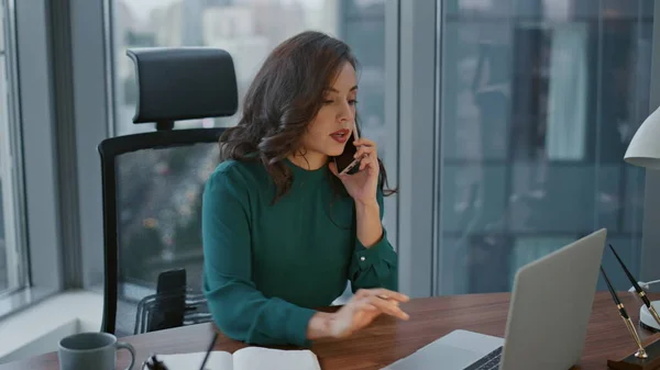 Vakker Kvinnelig Leder Som Jobber Med Snakke Smarttelefon Ved Kontorbordet – stockfoto