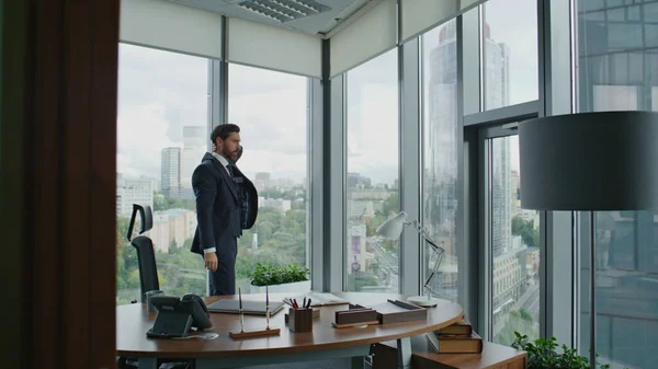 Besorgter Manager Mittleren Alters Spaziert Durch Moderne Büros Und Versucht — Stockfoto