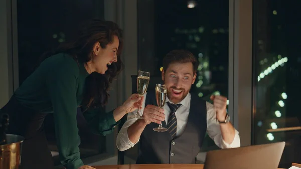 Onnellinen Pari Työtoverit Juovat Samppanjaa Juhlii Liiketoiminnan Menestystä Voittoisa Käsitellä — kuvapankkivalokuva