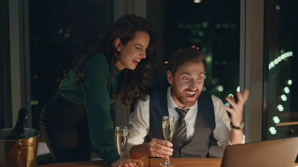 Захоплена Ділова Команда Святкує Успіх Роботи Шампанським Посміхаючись Дивитися Екран — стокове фото