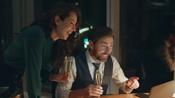 Двоє Партнерів Святкують Перемогу Шампанським Дивлячись Екран Ноутбука Вночі Пара — стокове фото