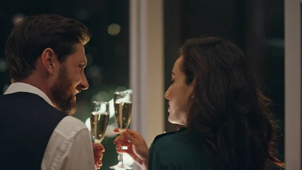 Šťastný Pár Lásce Pití Šampaňského Spolu Těší Noční Výhled Město — Stock fotografie