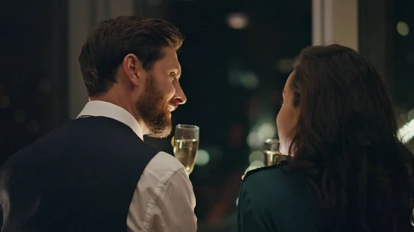 Usmívající Šťastný Pár Vychutnat Romantický Večer Šampaňským Stojí Okna Zblízka — Stock fotografie