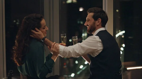 Glücklich Flirtendes Paar Das Champagner Trinkt Und Fenster Sitzt Bärtiger — Stockfoto