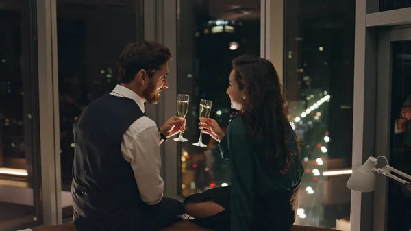 Прекрасна Пара Шампанське Насолоджуючись Романтичним Вечором Сидячи Вікні Чудовим Видом — стокове фото