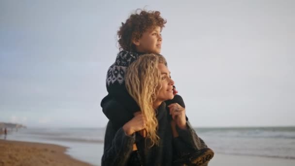 Mutter Kind Strand Bei Sonnenuntergang Nahaufnahme Glücklicher Junge Sitzt Auf — Stockvideo