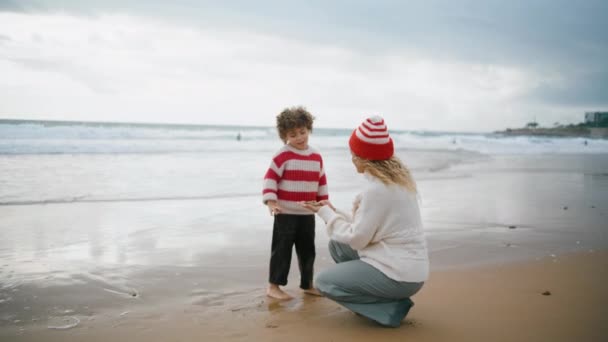 Opiekunka Uczy Małego Chłopca Jesiennym Wybrzeżu Piękna Samotna Matka Bawiąca — Wideo stockowe